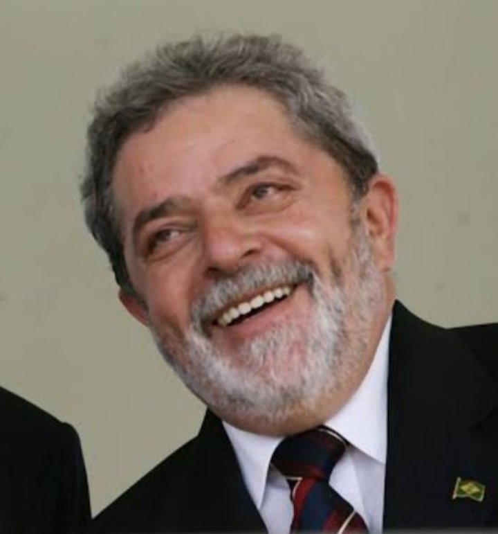 TMartelete's tweet photo. Alguém por favor descobre a identidade do Dilmo 🤣🤣
Eu acho parecido com um narigudo bem popular 🤔
Até o olho dentro do olho na foto 2 parece , aquele zóio redondo 🤭🤐 https://t.co/SxK1sTh2XQ