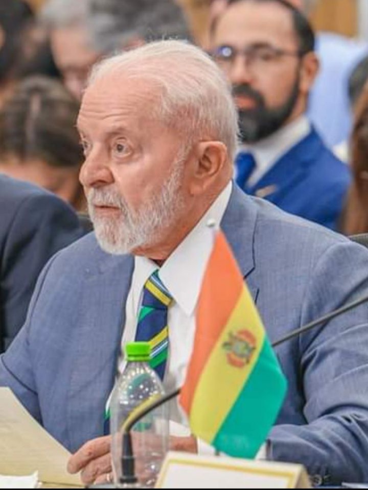 TMartelete's tweet photo. Alguém por favor descobre a identidade do Dilmo 🤣🤣
Eu acho parecido com um narigudo bem popular 🤔
Até o olho dentro do olho na foto 2 parece , aquele zóio redondo 🤭🤐 https://t.co/SxK1sTh2XQ