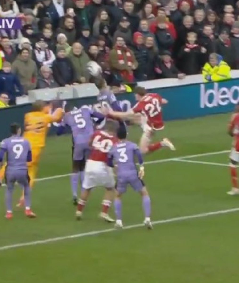 DJJ246's tweet image. Because someone kung fu kicked Konate