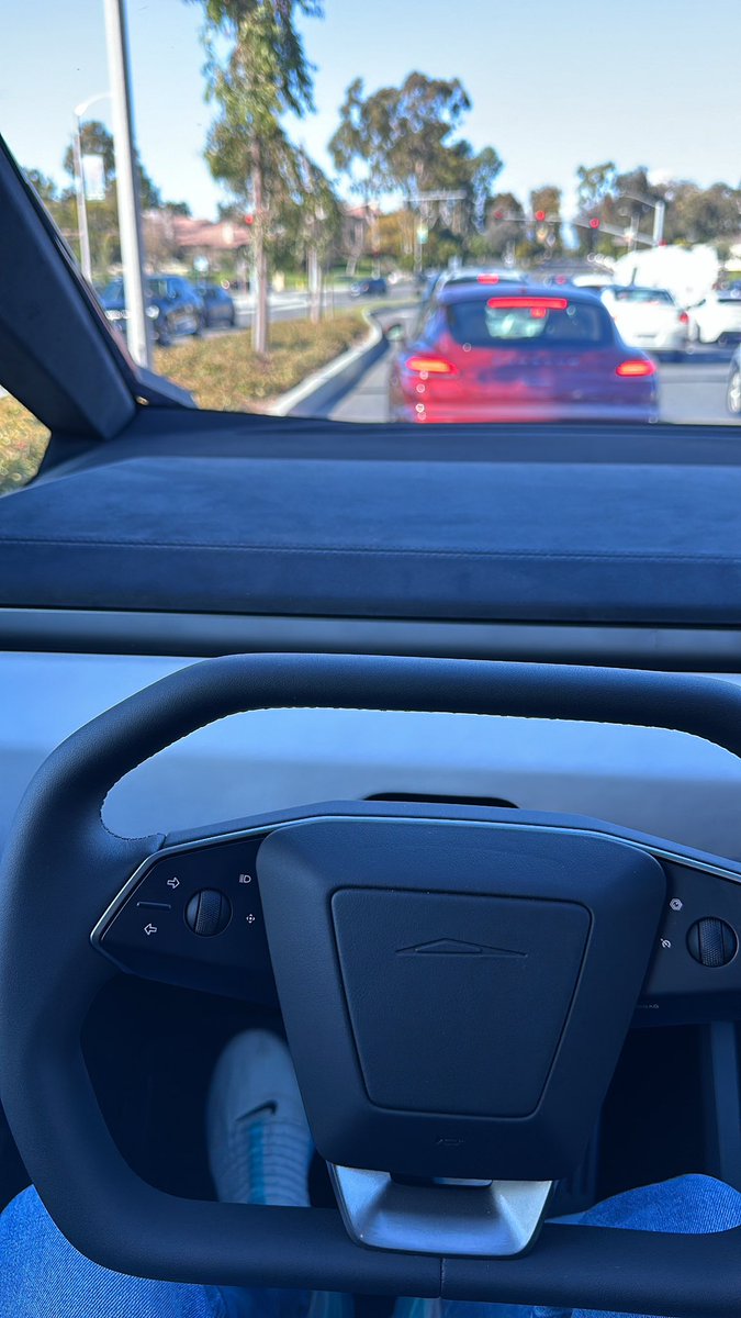 salomondrin's tweet photo. El cybertruck es el coche más divertido que he tenido en mi vida! https://t.co/nketmYEn2G