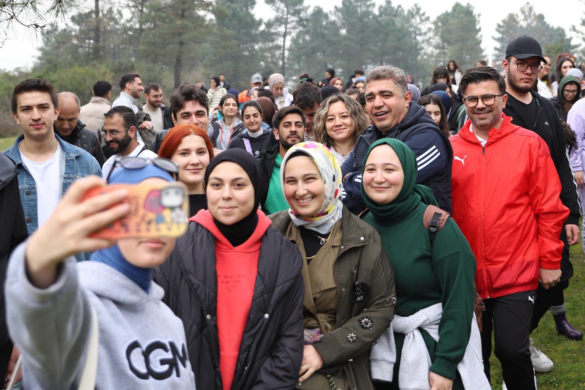 KYK yurtlarımızda kalan gençlerimiz ile Gençlik ve Spor İl Müdürlüğümüzce düzenlenen doğa yürüyüşüne katıldık.
Yürüyüş boyunca yaptığımız güzel sohbetlerde ülkemizin dört bir diyarından Düzce’ye üniversite okumaya gelen gençlerimiz ile tanış olurken; onların hayal ve hedeflerini