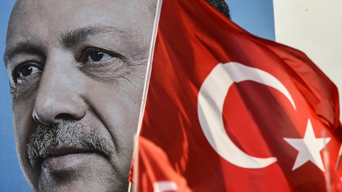 مازال اردوغان العلماني يراهن على تحالفه مع الاميريكي للحفاظ على تواجد قواته في سوريا. 

علينا الا ننسى استحضار هذا المشهد عندما حاصرت دول المحور مواقعه في مناطق متعددة حيث كان الشرط الوحيد هو اخلاء جيش اردوغان و بدون رجعة. 

جيش اردوغان جيش وطني قومي يستمد كل قوته من الاميريكي.