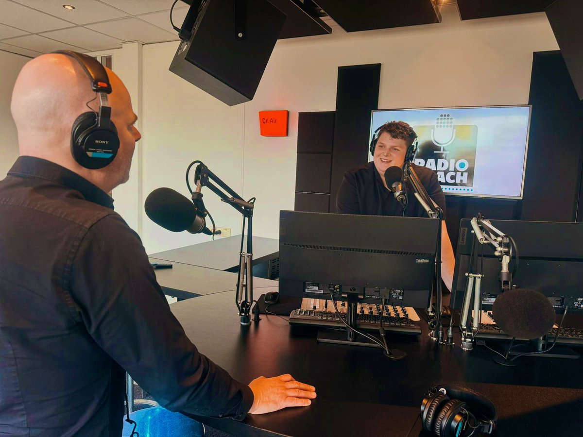 PierrePapa's tweet photo. Vandaag samen met @Tim_Klijn een door de @StichtingNLPO geselecteerde groep lokale radiotalenten mogen trainen en inspireren. De jongste was 13 en de oudste 21. Altijd weer een feestje om te doen dit. Productie @RadiocoachNL https://t.co/jfWJYuWMez
