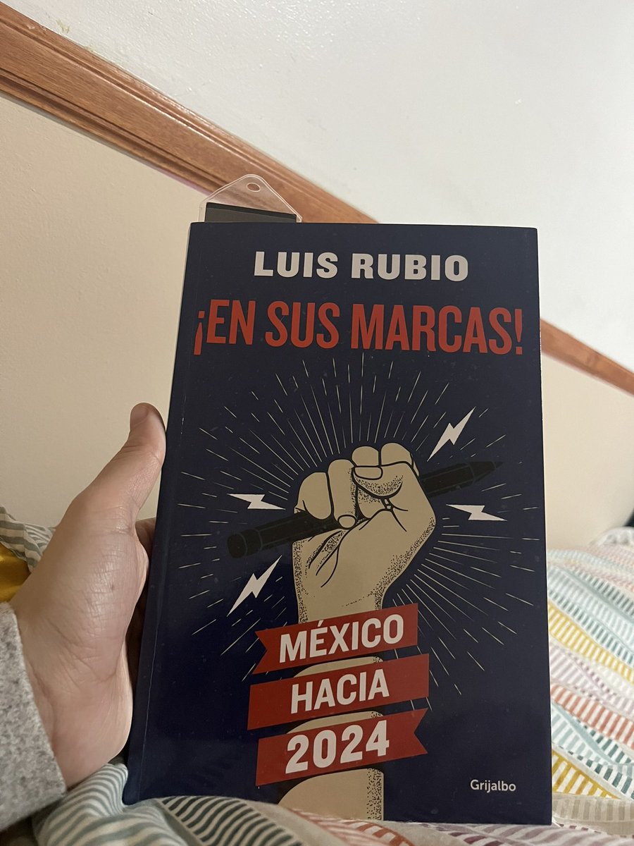 AnaVictoriaJR's tweet photo. Ayer comenzaron oficialmente las campañas  y aquí empezamos con este libro. “No hay más que dos escenarios para el fin del sexenio actual: mal y muy mal.” @lrubiof ¡En sus marcas! México hacia 2024 https://t.co/lP3IPVqYOk