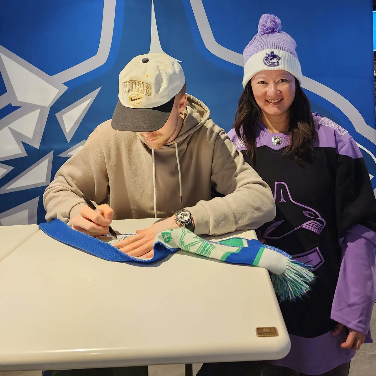 Canucks fans everywhere are like me this morning with this huge smile to see ep40 signed and sealed with a whopping team friendly contract. Rejoicing and feeling woohoo! #helloep40fan #canucksallin #smilingcanucksfan #another8years #humanalien
#eliaspettersson