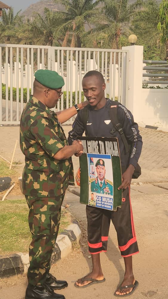 Young Nigerian treks over 500km to commend CDS yen.ng/yen2/2024/03/y…