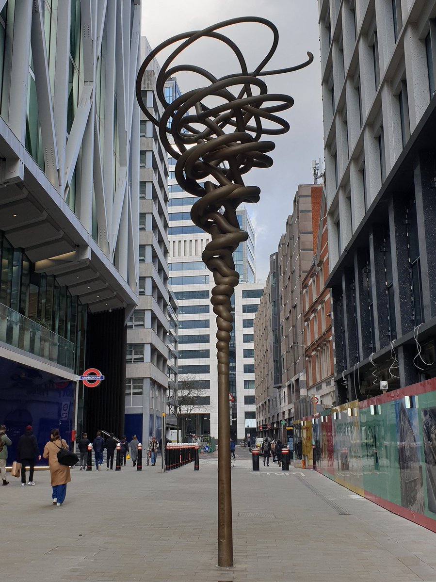 Manifold (major third) 5:4 - Bronze sculpture by Conrad Shawcross. Outside the Elizabeth Line station at Moorgate station. Commissioned as part of the Crossrail Art Foundation #artontheunderground #lifeinlondon #streetsoflondon #publicsculptuesinlondon @TfL