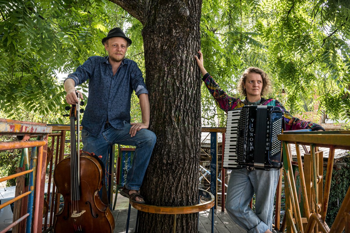This time last year, we streamed a video of Hannah James and Toby Kuhn whilst they were unable to tour. Now they’re back on the road, so join us on 15th March as they go live from @downendfolk with support from <a href="/sebstonefolk/">Seb Stone</a>.

TICKETS:
livetoyourlivingroom.com/events/hannah-…