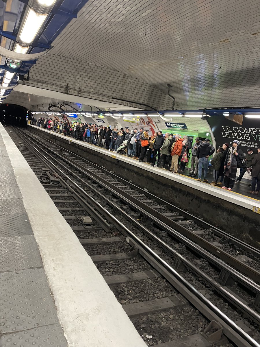 18h00, Paris, un samedi. C'est cela que <a href="/IDFmobilites/">IDF Mobilités</a> <a href="/vpecresse/">Valérie Pécresse</a> <a href="/JeanCASTEX/">Jean Castex</a> et la Ville de Paris vont offrir aux centaines de milliers de touristes pendant les J.O. ? Une honte absolue. Vous attendez quoi pour agir ? <a href="/David_Belliard/">David Belliard</a> dira que ça n'est pas de sa faute, on sait.