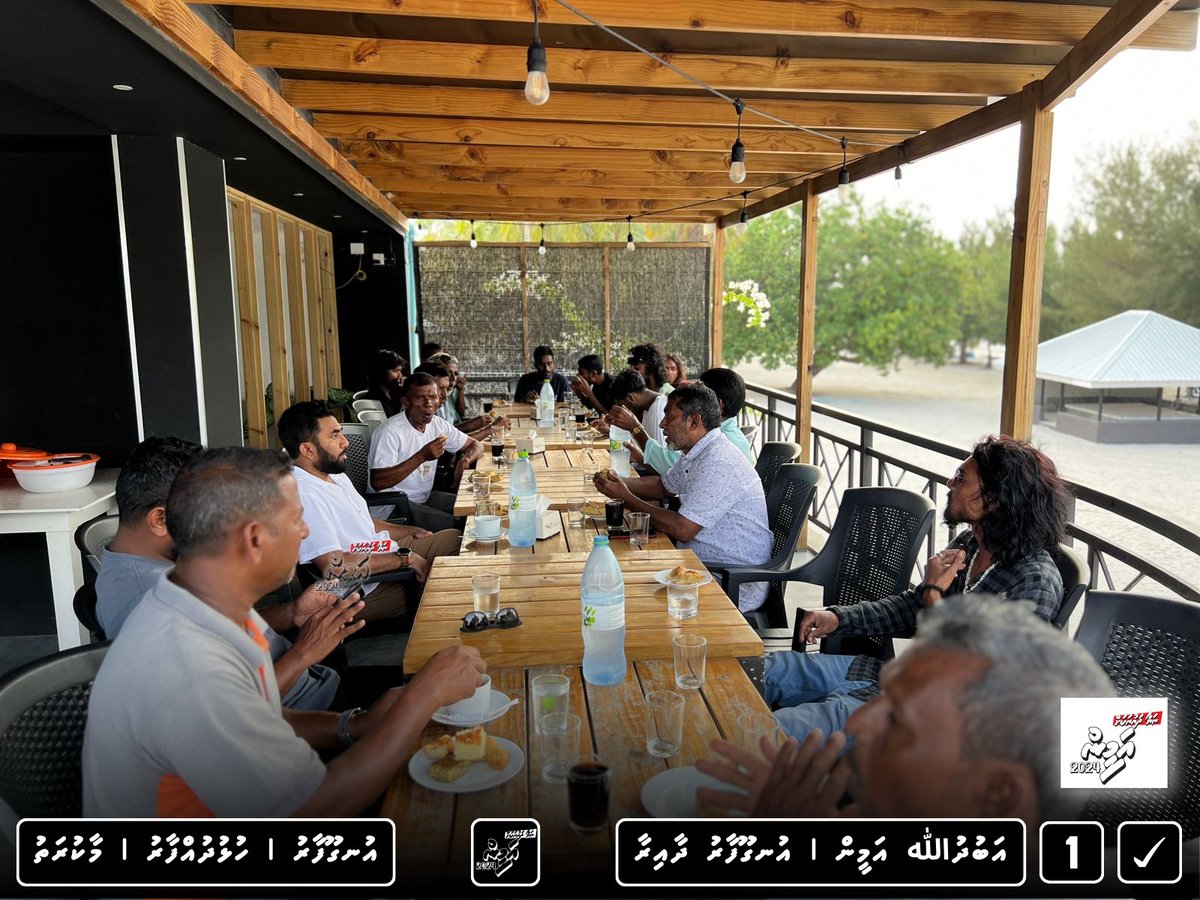 އަމީން މާކުރަތުގެ ރައްޔިތުންނާއި ބައްދަލު ކުރެއްވުމަށް ދޮރުން ދޮރަށް. ދާއިރާގެ މާކުރަތުގެ ރައްޔިތުންގެ ހާލުއަހުވާލު ބަލާލެވި, ރަށަށް ބޭނުންވާ ގިނަ ކަންކަމާއި ގުޅުންހުރި މަޢުލޫމާތު ސާފުކުރެވުނު. #އަމީން2024

#ނަޔާދައުރަކަށް
#އުނގޫފާރުދާއިރާ
#ރައްޔިތުންގެމަޖިލިސް2024