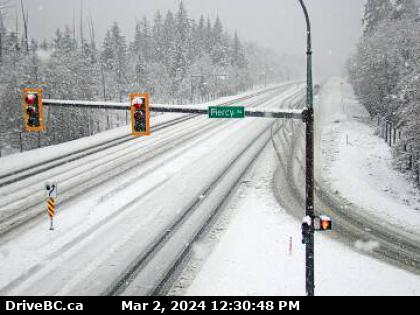 cfax1070's tweet photo. It's snowing up island. This is Hwy 19 just north of Courtenay this hour ( Drive BC photo) https://t.co/ndn8uuCSIn