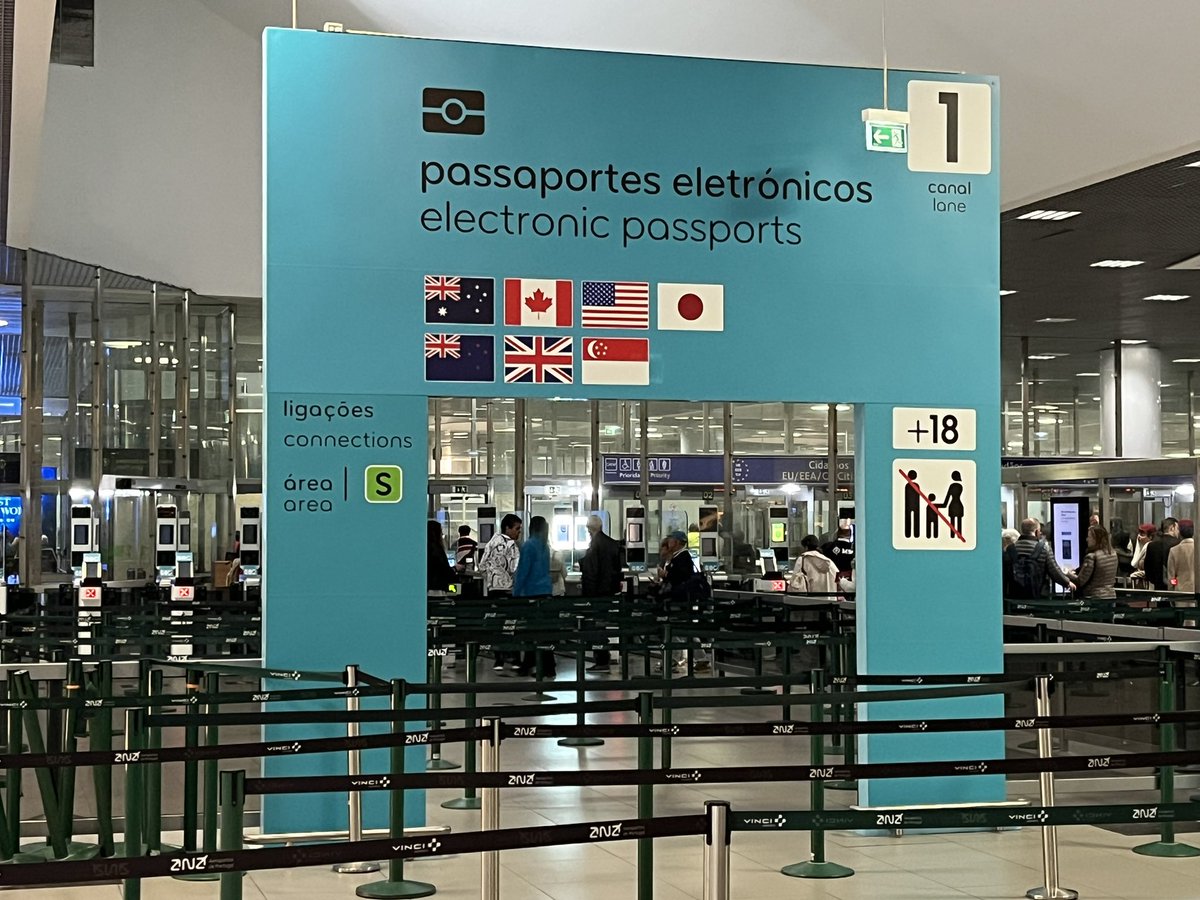 Just landed in Portugal for a biz trip to find new Canadian digital passports don’t work in EU readers. Old cdn passports still work fine. In a 2hr line thx to a brand new passport that was supposed to make things faster <a href="/MichaelChongMP/">Michael Chong 🇨🇦</a> <a href="/BenLobbMP/">Ben Lobb</a> <a href="/melaniejoly/">Mélanie Joly</a> <a href="/GAC_Corporate/">Global Affairs Canada</a>