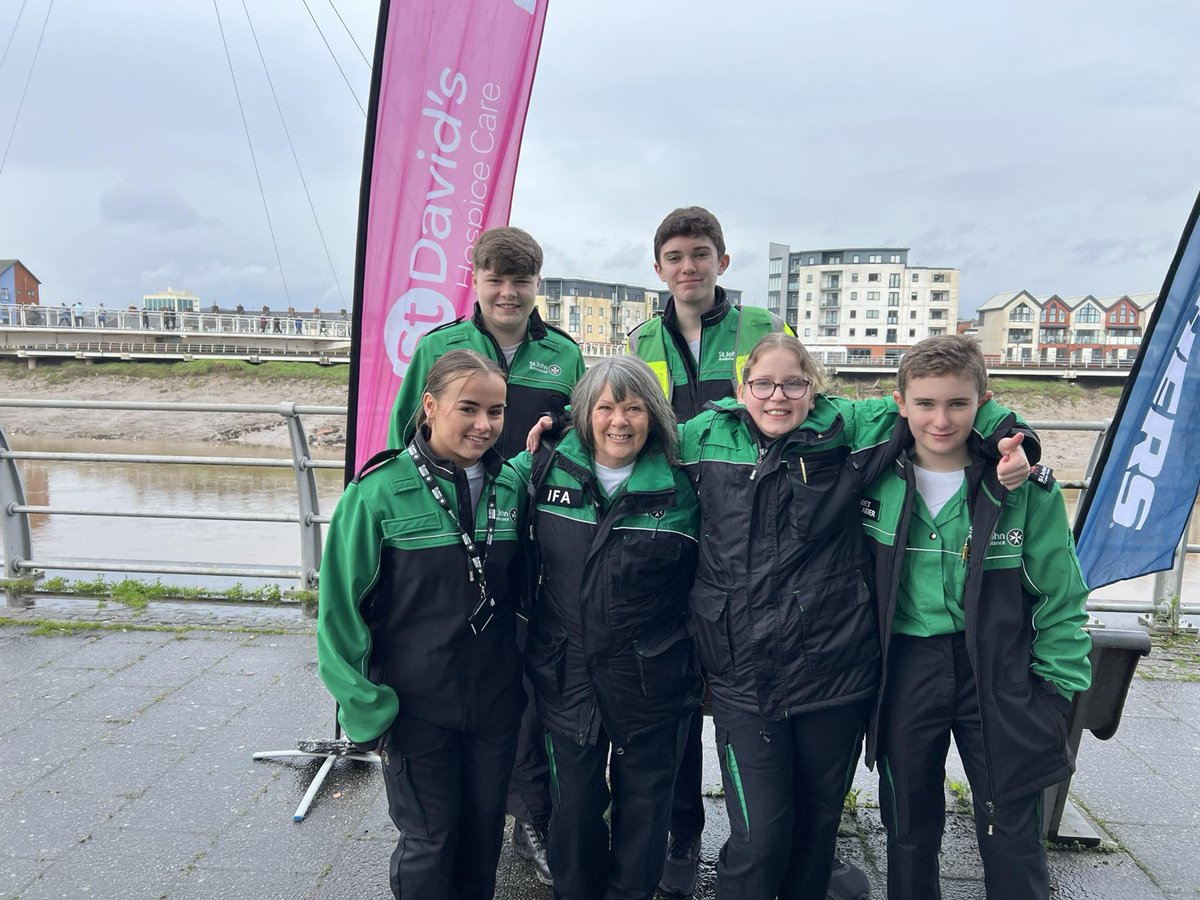 Today our volunteers were out and about despite the weather. Many first duties seen in with many more to come. @Glebesrail and @SDFHC Friars Walk Run. Our volunteers from Newport will join many from @SJACymru @SJACGwent at the @NewportHalf tomorrow