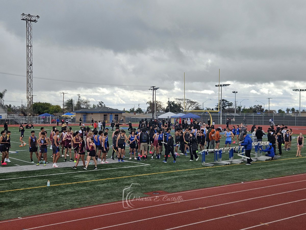 Rain or shine! @CHStracknfield is out here for the Chino Relays! 
#CowboyPride