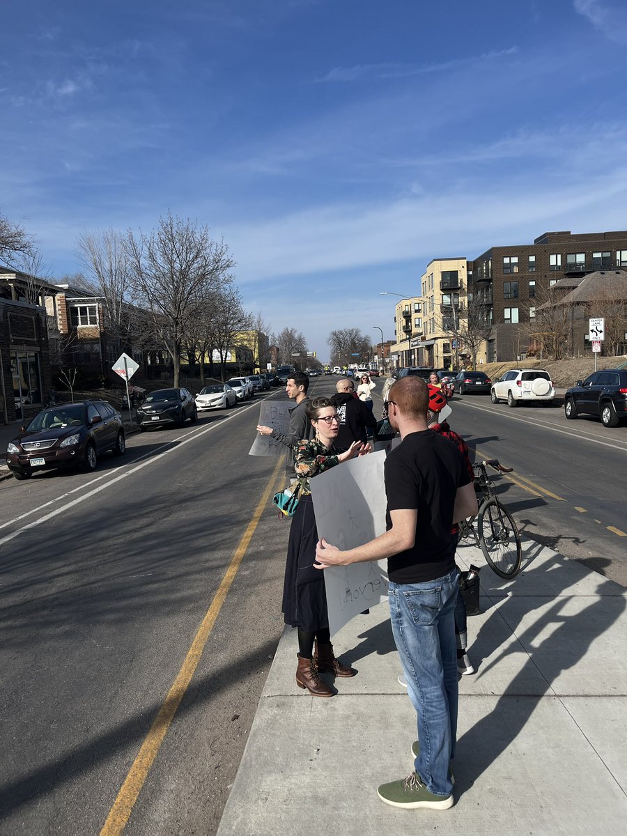 We’re out here w/ @MoveMN_MPLS advocating for a safer redesign of Lyndale! 

#safestreets ❤️
