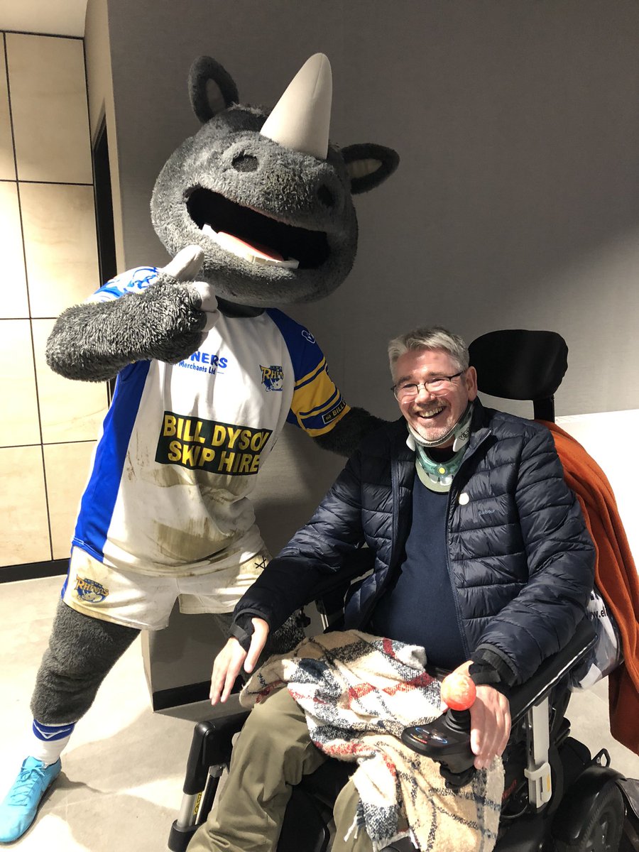 What a way to spend my 5 yr MND anniversary watching  @leedsrhinos . A real “welcome to Headingley” start for the @DragonsOfficiel ending with a great win. 😂 A Guinness and a chat with my pal, the legend @JamiePeacock10 What a great place this is!
#MND #nottodaymnd  #7mountains