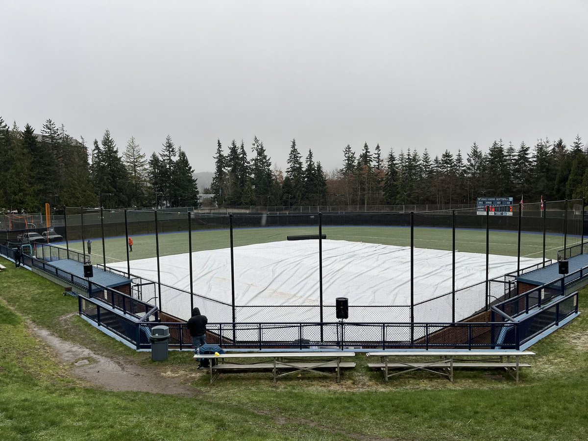 SB🥎 | @WWU_Softball and SFU are currently in a weather delay with SFU leading 4-2 in the top of the 5th inning.