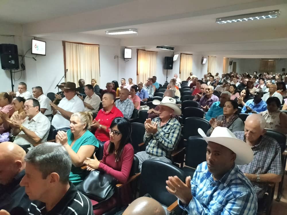 DrRobertoMOjeda's tweet photo. Participamos en el Pleno Nacional de la @anap_cuba. Sus miembros eligieron a @FelixDuarteOrte como su nuevo presidente. Se reconoció la labor de @RafaelAnap. Reflexionamos sobre los logros y retos de esta vital organización para reimpulsar la economía del país.
#UnidosXCuba https://t.co/VCbLczQxyg