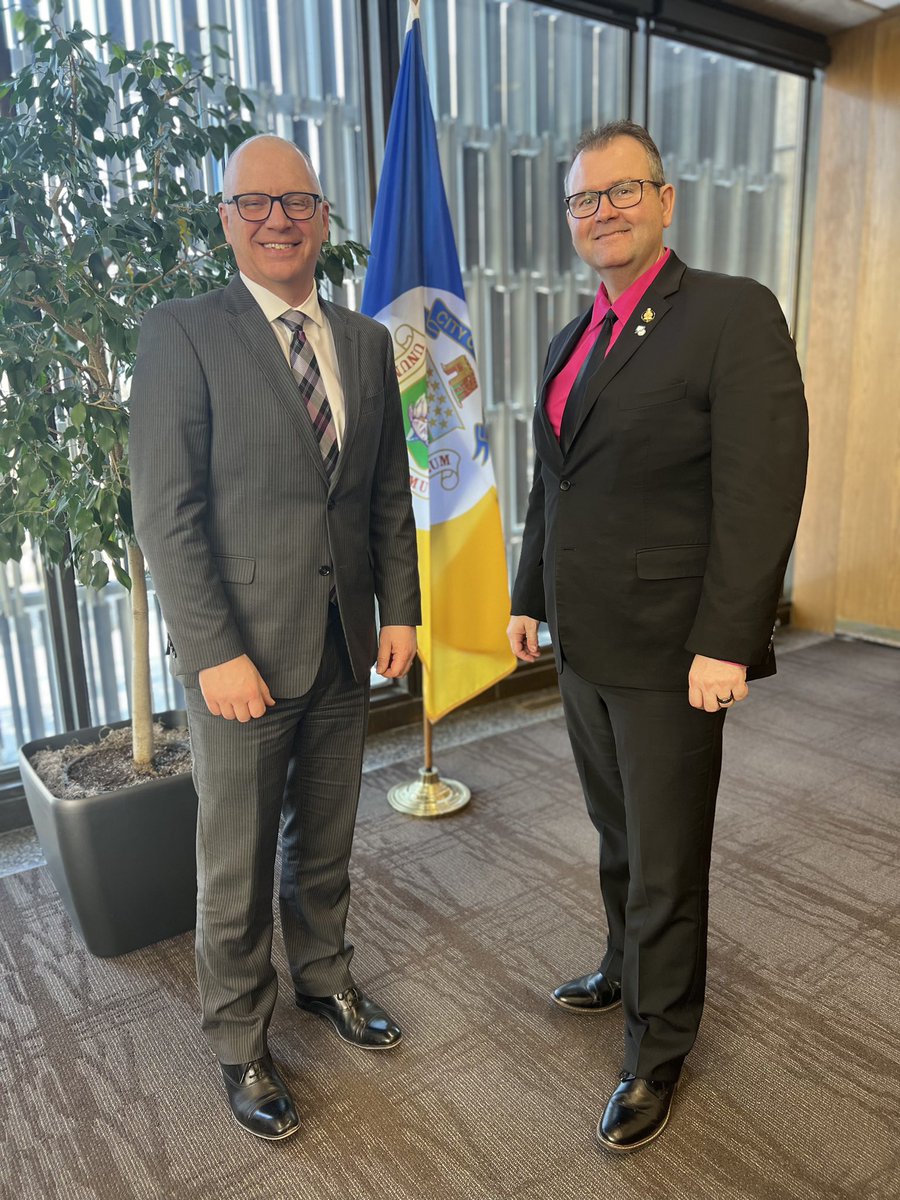 WayneEwaskoMLA's tweet photo. Had a great meeting this week on #pinkshirtday with Mayor @ScottGillingham ! #bettertogether #mbpoli https://t.co/yvx5qZZP7r