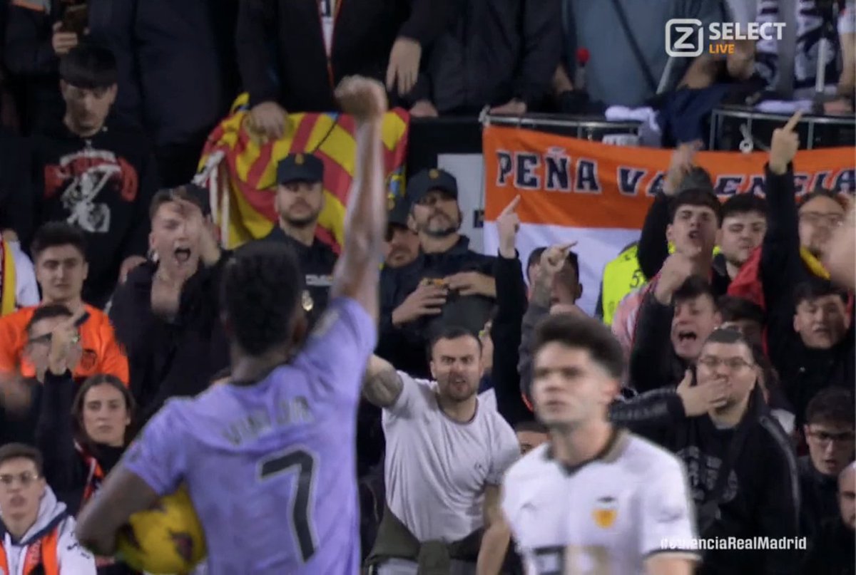 MonkProfit's tweet image. ENQUANTO O COLOSSAL CLUBE DE REGATAS DO FLAMENGO JOGA

VINÍCIUS JÚNIOR METE GOL CONTRA OS RACISTAS E COMEMORA ASSIM