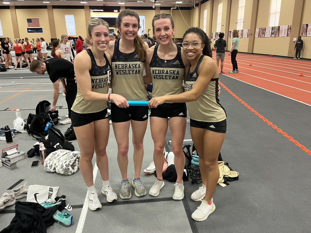 🔥Women’s 4x4 of Geary-Hilger-Thomas-Hogue light the track up with 3:48.47! That time puts them 2nd in the country currently and 4th in school history!🔥

#nwutf #pwolfnation