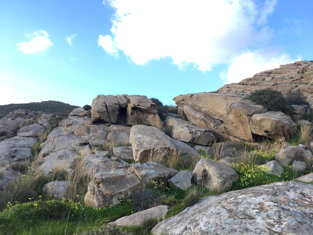 【幸福の島パロス島】
実は遺跡も沢山あって、ここもその一つです！
古代ギリシャの人は素敵な、いい気が流れてるところを知ってますね、、！
昔無料素材にギリシャの写真を出したところ、なぜか3枚目の写真が有名スポットを抜いて1番人気で今だに使っていただいてます！