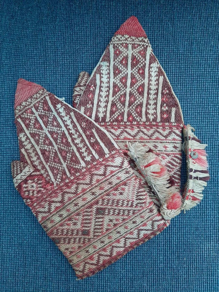 Wie weet meer over deze #wanten die ik op de #Textielmarkt van de #NederlandseKostuumVereniging in #Maarn kocht? #Turks? #MiddleEast? #Peru?
Informatie wanted on these gorgeous mittens!
#breien #stricken #tricoter #knitting #strandedknitting  #TheDutchKnitters #CarlaMeijsen