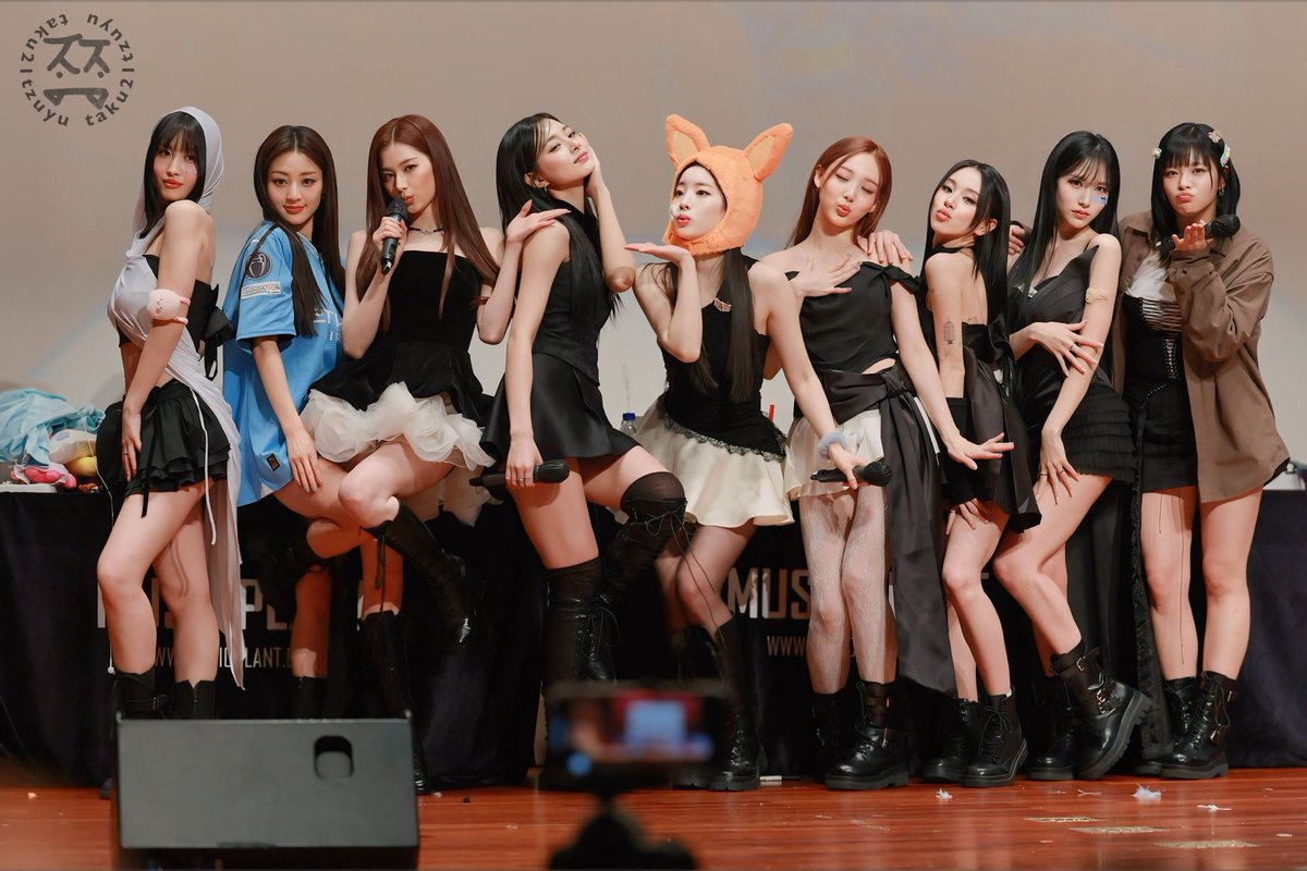 OLTSupport's tweet photo. BOYS LIKE GIRLS canto su colaboración con #TWICE de la canción I CAN'T STOP ME en el festival We in the crowd (@weinthecrowd ) en Brasil 💖🥹🇧🇷🪇
Pero 😍😍😍😍
🔗 LOOK AT ME X ONE SPARK: https://t.co/x3F8KeXNmt
DO IT FOR TWICE
#OnceWeCanDoIt #DoBetterOnce
#ItsNotOverUntilitsover #TWICE @JYPETWICE
------------------------------
#TWICE #NAYEON #JEONGYEON #MOMO #SANA #JIHYO #MINA #DAHYUN #CHAEYOUNG #TZUYU @JYPETWICE