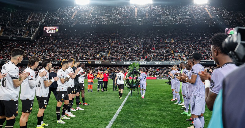 realmadrid's tweet photo. Homenaje a las víctimas del incendio de Valencia.
#RealMadrid