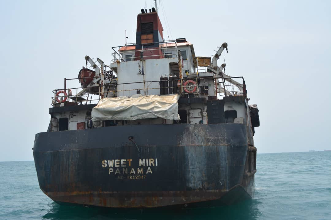 SaharaReporters's tweet photo. BREAKING: Nigerian Military Intercepts Ship Carrying 2million Litres Of Stolen Fuel To Benin Republic, Arrest Ghanaian, 12 Other Crew Members | Sahara Reporters https://t.co/Bx9uAxgRfT https://t.co/gIsQMQzDfk