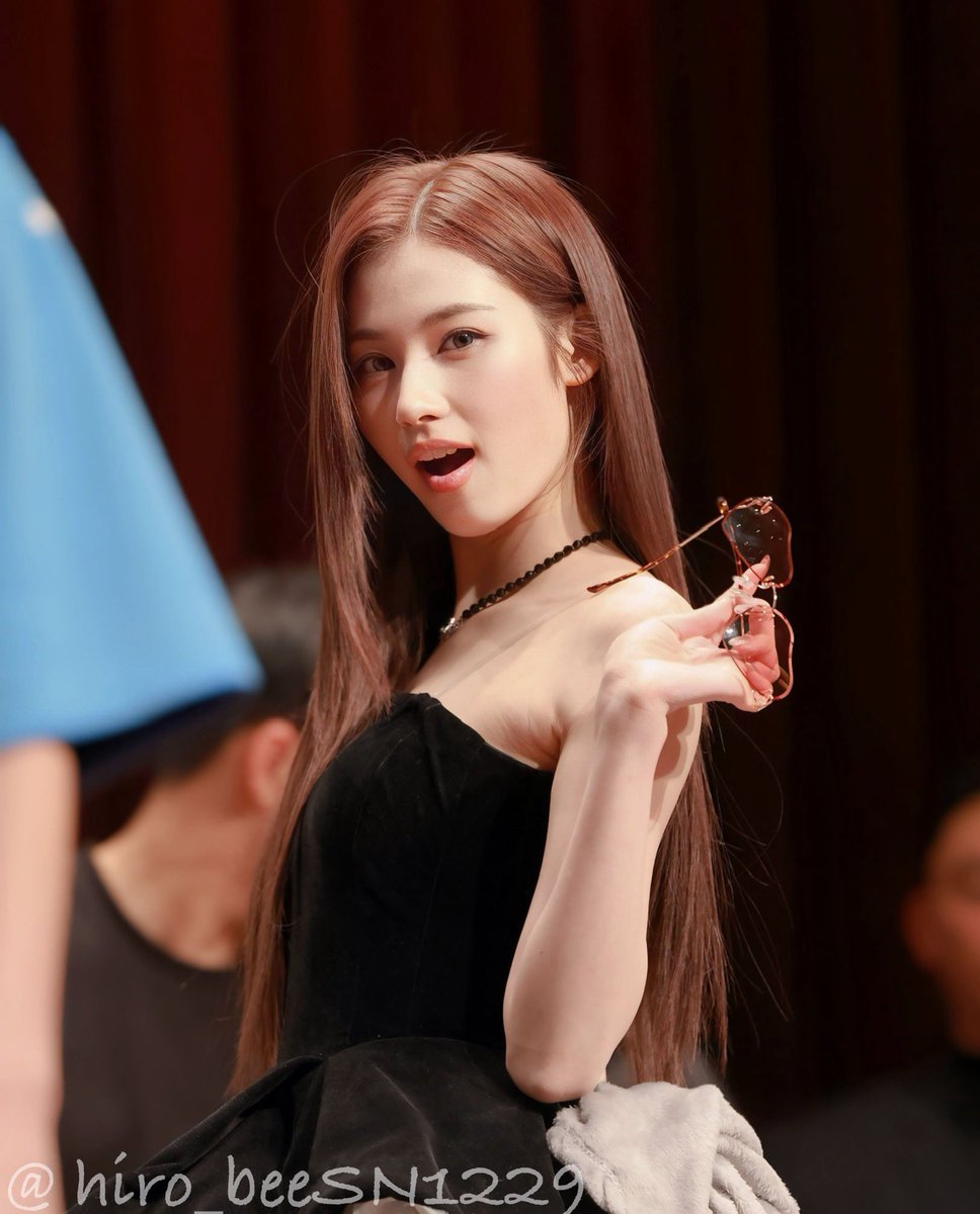 sana pics tweet media