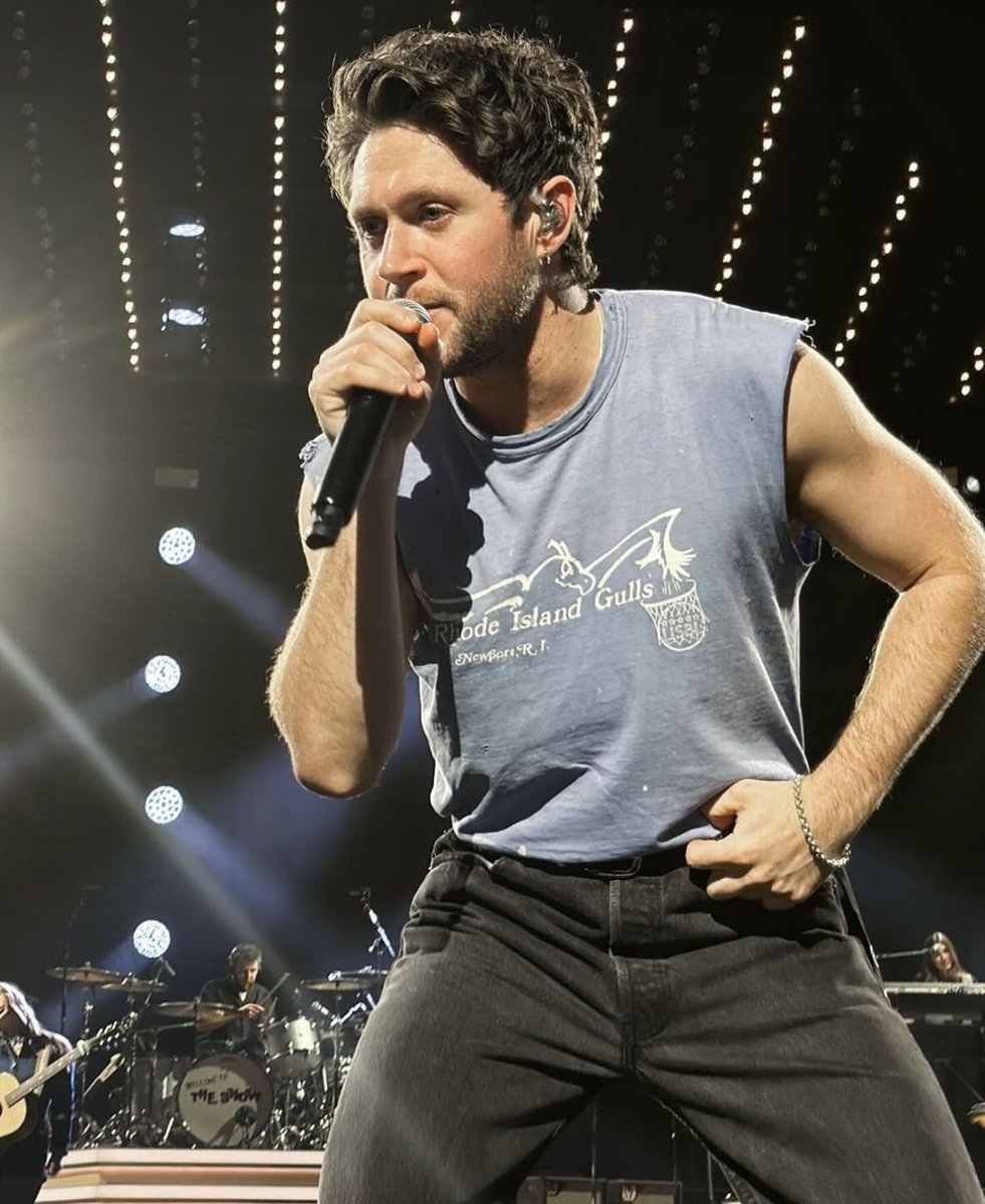 niall is wearing the best outfits on tour