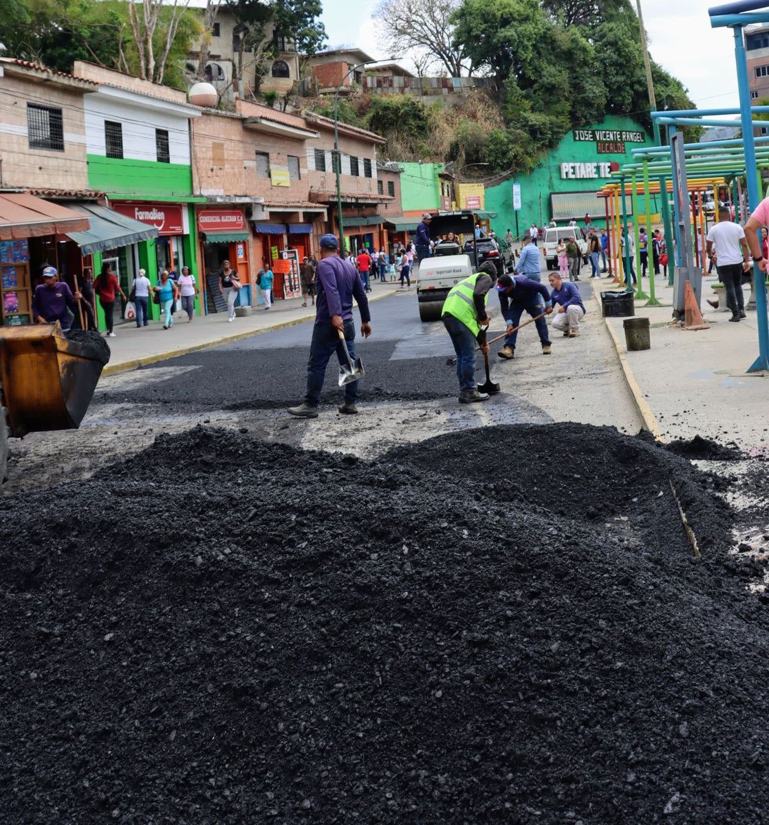 #EnFotos 📸 Continúa el plan de bacheo municipal, en esta oportunidad en la Redoma de #Petare, donde se realizan reparaciones de vialidad y las aceras, eliminando filtraciones, entre otros trabajos solicitados a través del 1x10 del Buen Gobierno 👷🏻‍♀️🚧
#VivaVenezuela