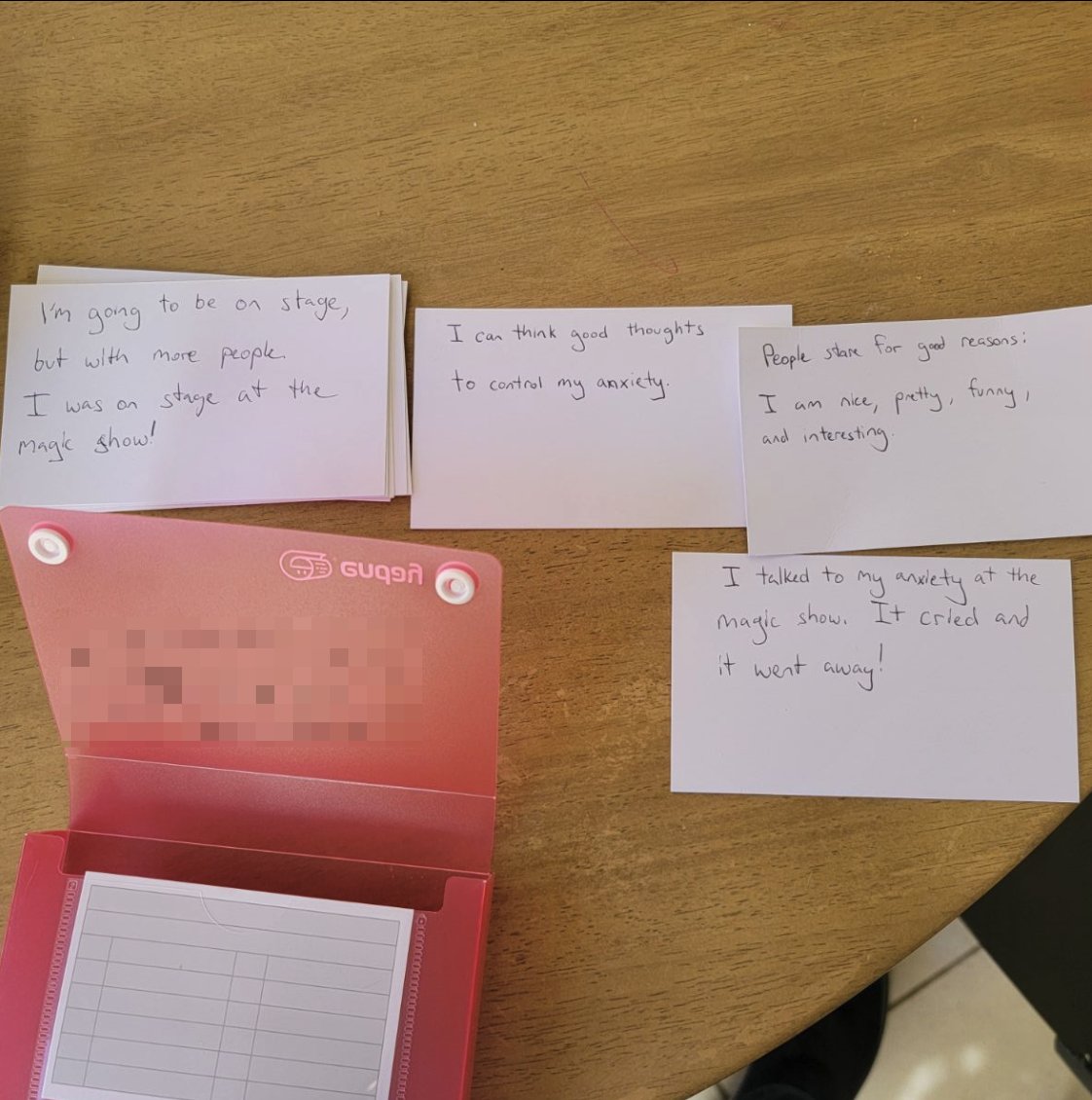 Sharing a big Dad win, maybe it will help someone else.

Helping my daughter get through social anxiety.
With index cards. 🧵