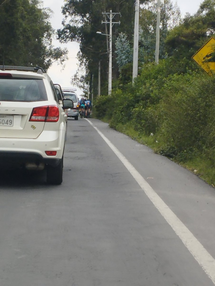 Quincheolvidado's tweet photo. Hoy en la E35 a la altura de Checa, 5 ciclistas y su carro guardia causaron tráfico, iban lento xq son ciclistas, y el resto q queríamos avanzar q se jodan, así es aquí, hacen lo q les da la gana y las autoridades no hacen nada, ni amplían la via ni controlan @ObrasPublicasEc https://t.co/JawHUd7uBu