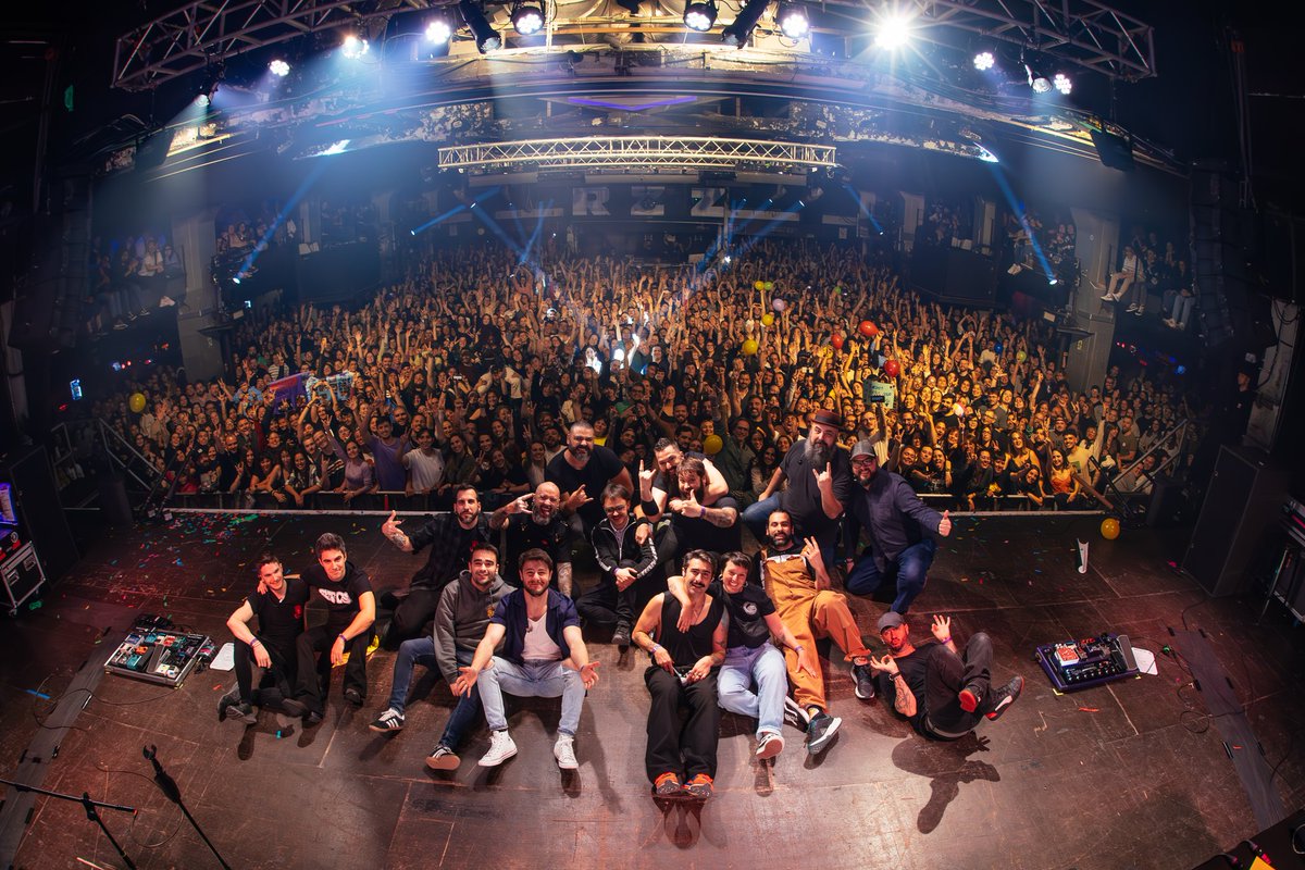 soyRayden's tweet photo. Pues (a grandes rasgos) esto sería lo que quería decir.

GRACIAS. 

Con el concierto de ayer de Barcelona, finalizamos la gira de salas. Ahora, tocarán festivales y fiestas grandes, pero será algo diferente. 

Habéis sido un premio durante la mitad de mi vida. 

📷 @gisejane https://t.co/OAIZFt1jNj