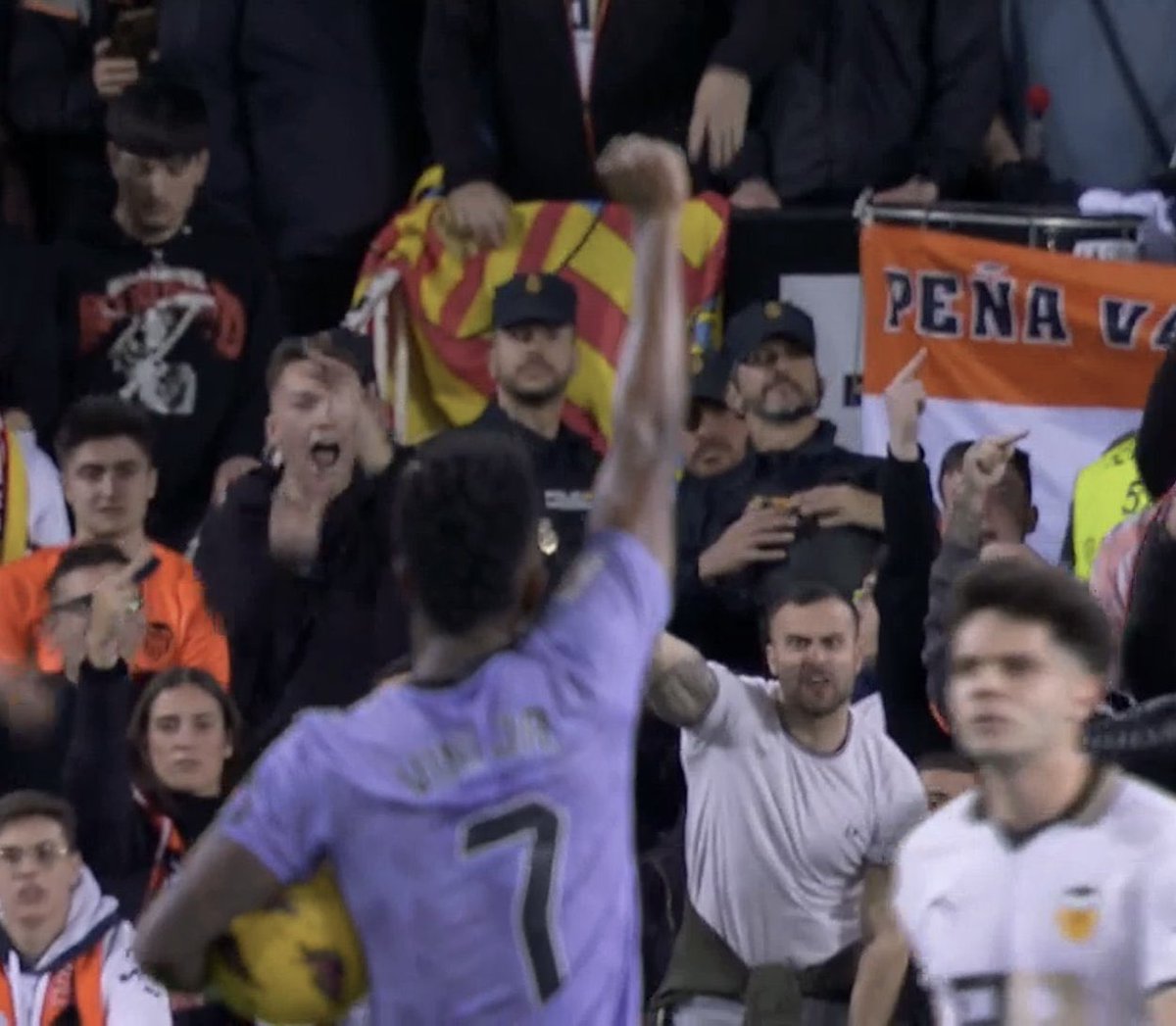 oocbrsao's tweet image. vini jr calando os racistas de valência