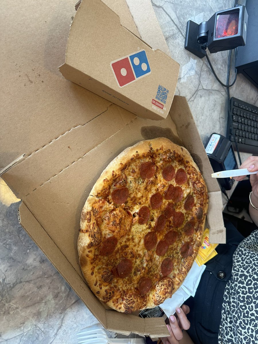 agrb87's tweet photo. @dominosmx pésimo servicio tardaron 1hr 20 min y aparte la entregaron sin rebanar https://t.co/SHoMMQ5CY5