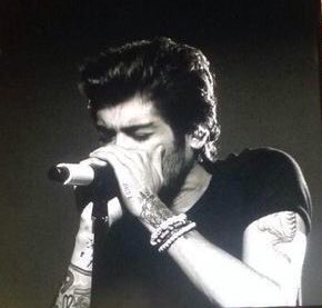 ZJMCRAVE's tweet image. i have 99 problems but a zayn malik tour would solve them all.