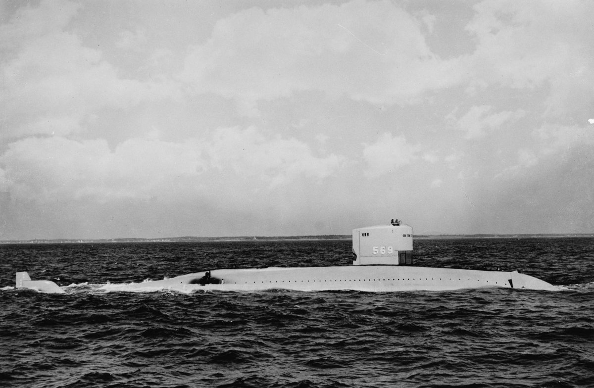 The groundbreaking USS Albacore (AGSS-569) during at-sea testing #OTD in 1954. Albacore was the first submarine built for underwater performance, her form tested during design in a wind tunnel at Langley Field.
#USNavy #SilentService #SubSaturday