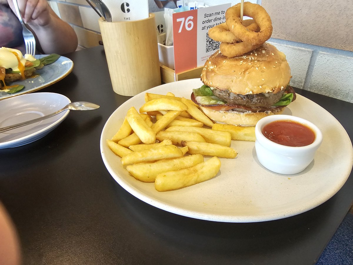Pwndw0lf's tweet photo. @LittleMissNZ Yes... breakfast. Rrriiiight https://t.co/NgmT7WjGWY