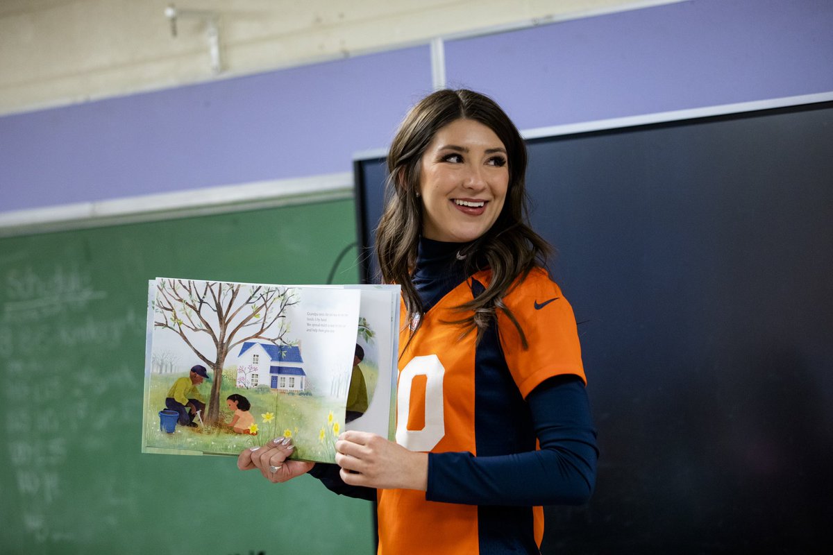 BroncosCheer's tweet image. Happy #ReadAcrossAmericaDay! Pick up a good one and read 📚
