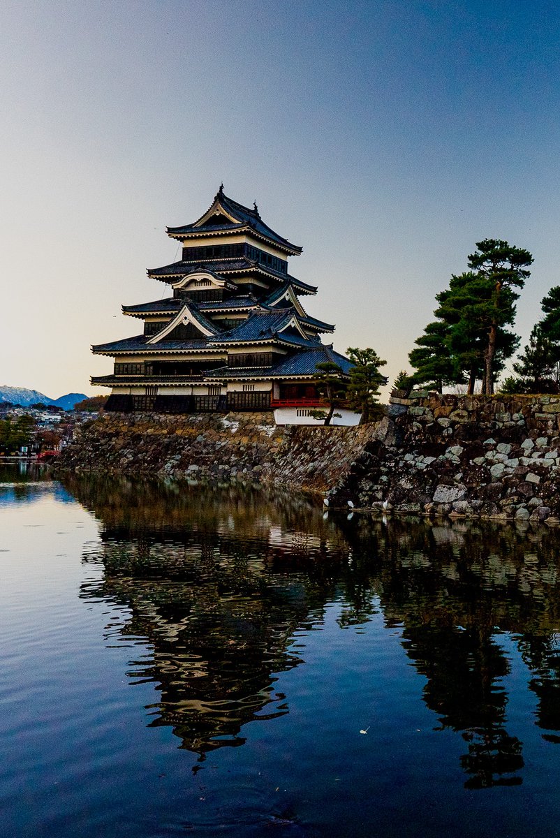 松本城

おはようございます☀
朝の目覚めは良い方です

お堀はお城でしか見れませんよね
お堀に映るお城って綺麗じゃないですか？

#matsumotocastle #matsumoto #castle #nagano 
#松本城 #松本 #城 #長野
#japan #nippon #anatabi #instagood #japanlives #visitjapanjp #histrip_japan