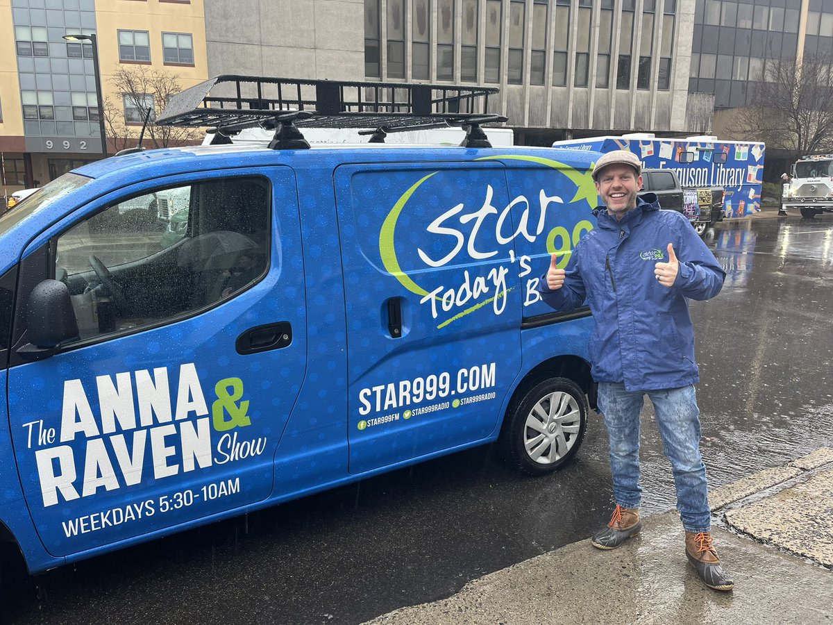 A little rain couldn’t stop @KevinBegley and the Star crew at the @StamfordDowntwn St. Patrick’s Day Parade ☘️🌈☔️