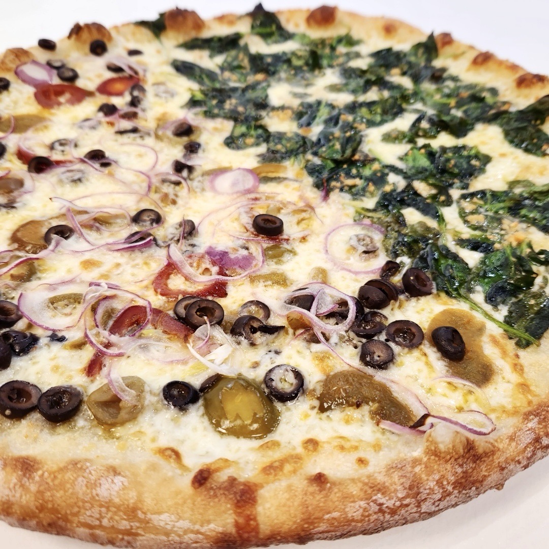Indecisive?🧐 We get it!👍🏻 Make it a 1/2 &amp; 1/2! Customize your pie exactly how you like it with any of our fresh delicious toppings!♨️

#pizza #pizzashop #weekend #original #toppings #marietta #mariettaeats #roswell #cobbcounty #atlantaeats #atlantafood #eatlocal #familybuiness