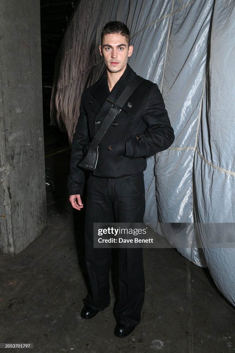 HJMidias's tweet photo. PERFEITO! 🖤 — Hero Fiennes Tiffin no desfile de Alexander McQueen de Outono/Inverno, em Paris.

via Getty Images. https://t.co/pAPy0v8spm