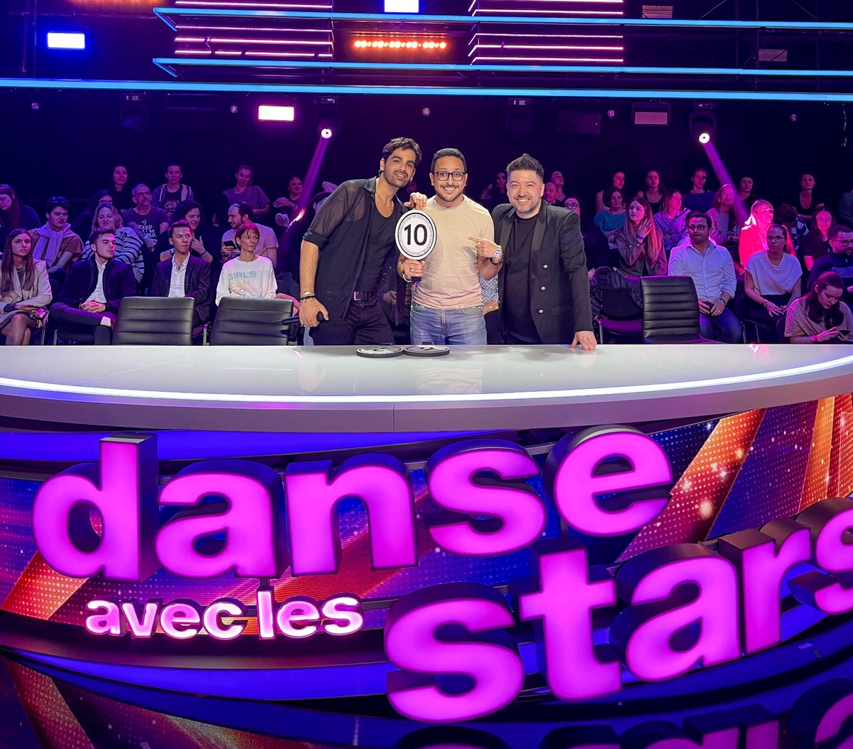 Eh oui, c’est possible de voir un « 10 » et <a href="/LeChrisMarques/">Chris Marques</a> sur la même photo 😁
Merci à l’équipe de <a href="/DALS_TF1/">Danse Avec Les Stars</a> et les danseurs pro pour cette journée de dingue !
#DALS #DanseAvecLesStars