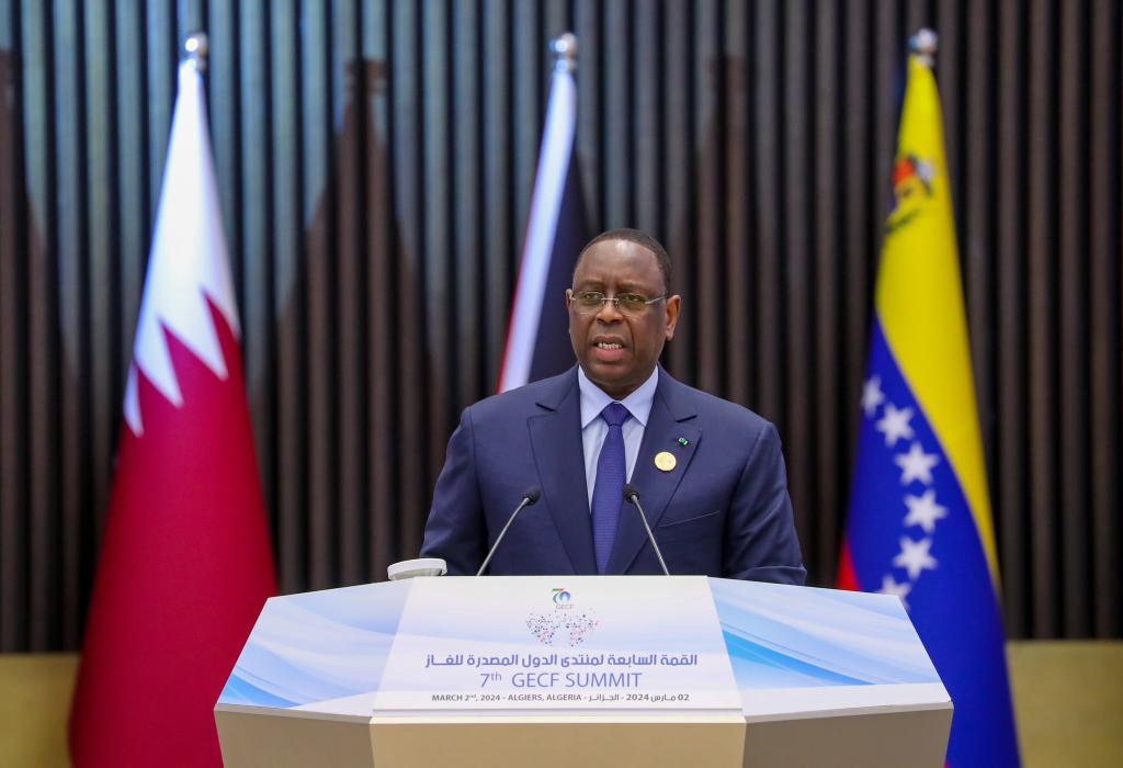 PlanPse's tweet photo. ✅Le Sénégal rejoint le Forum des Pays Exportateurs de Gaz en tant que membre observateur. Une décision actée lors du 7e sommet des chefs d’État et de gouvernement du Forum des pays exportateurs de gaz (GECF) qui s’est tenu ce samedi à Alger. 

🔵À cette occasion, le Président @Macky_Sall  a exprimé la gratitude du Sénégal pour son admission récente lors de cet événement mondial et a expliqué la stratégie nationale de gestion de ces ressources marquée par l'utilisation judicieuse de notre gaz naturel dans la réalisation de nos objectifs de développement. 

🔵Les importantes découvertes de gaz naturel au Sénégal depuis 2014 ont été mises en avant par le Chef de l’État, déclarant : « Nous avons souhaité rejoindre le Forum en raison de découvertes majeures de gaz depuis 2014, avec des ressources récupérables estimées à 910 milliards de mètres cubes, incluant 50% du champ gazier Grand Tortue Ahmeyim partagé avec la Mauritanie, en plus de nos propres ressources des sites Yakaar-Téranga et Sangomar ». 

🔵Le Président Sall a souligné les objectifs du GECF, dont la valorisation juste du gaz naturel et son rôle socio-économique. 

🔵Il a exprimé le désir du Sénégal de bénéficier de l'expertise des pays déjà impliqués dans l'exploitation des hydrocarbures, ainsi que le besoin d'un soutien financier pour les projets gaziers.