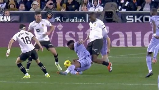 marca's tweet photo. Se detuvo el juego. Tchouameni muy afectado porque sin querer ha caído sobre la pierna de Diakhaby, al que se le ha doblado toda la pierna. La imagen es escalofriante...

#ValenciaRealMadrid https://t.co/tKBxpYxjBj
