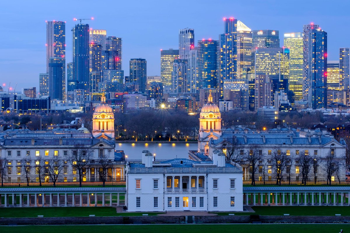 Who needs a time machine when you got this view on your doorstep? 📸: Paul Chambers (via Greenwich Community) . . . #VisitGreenwich #GreenwichPark #HistoricEngland #CanaryWharf #LondonViews #London